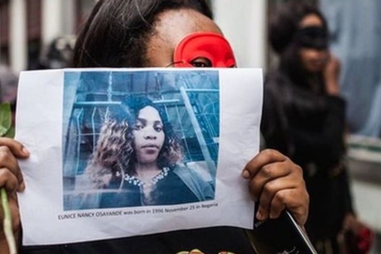 Seorang pekerja seks migran di Belgia menunjukkan foto Eunice Osayande, seorang pekerja seks asal Nigeria yang tewas ditikam pada Juni 2018. Osayande menjadi korban perdagangan manusia ketika tiba di Brussels pada 2016.