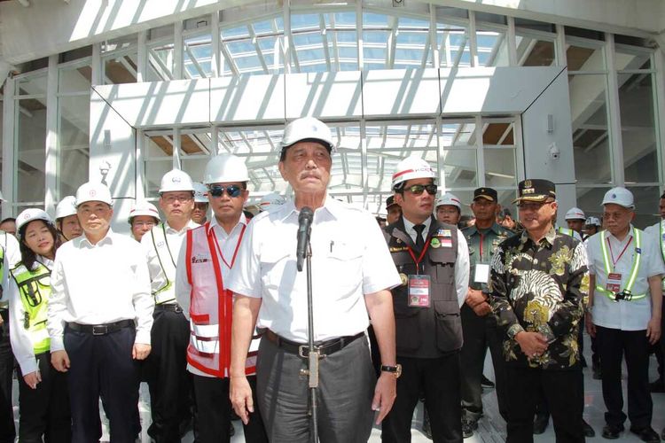 Menko Marves Luhut Binsar Pandjaitan saat melaksanakan uji coba Kereta Cepat di Stasiun Tegalluar, Kabupaten Bandung, Kamis (22/6/2023)