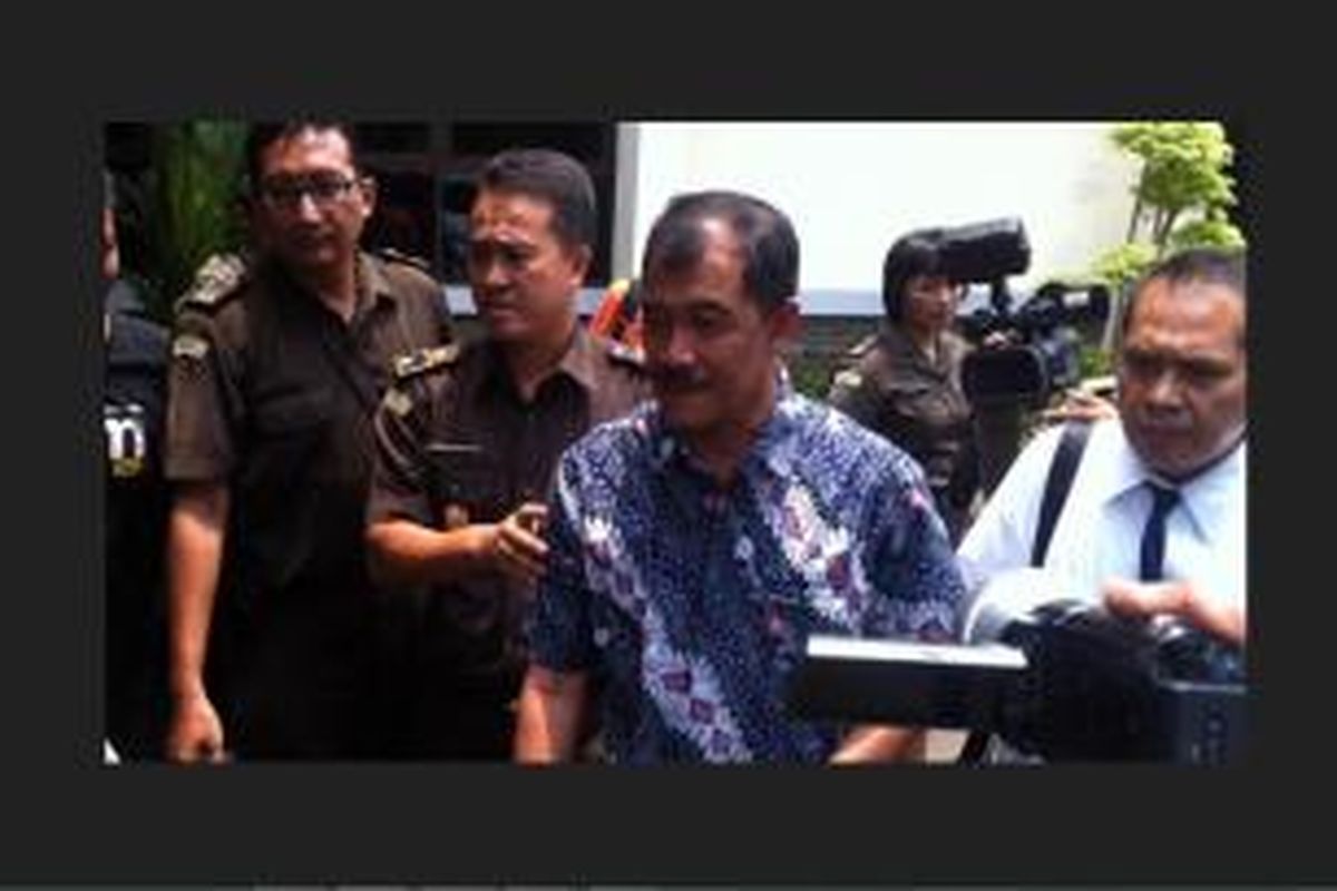 BW Kasudin Pertanian dan Kehutanan Jakarta Timur, akhirnya pasrah ketika petugas Kejaksaaan Negeri (Kejari) Jakarta Timur, menjebloskannya ke dalan Rutan Cipinang, Senin (13/10/2014) siang. 