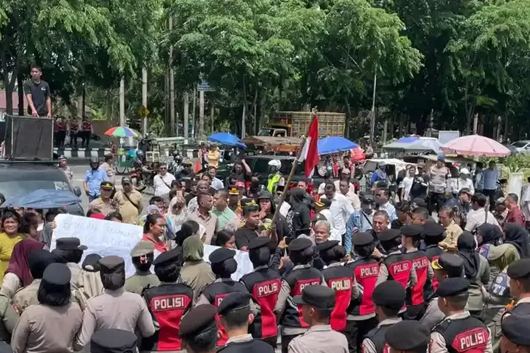 Pilkades Dituding Curang, Massa Demo Tolak Pelantikan Kades di Deli Serdang Ricuh, Bupati Dievakuasi Pakai Mobil Polisi