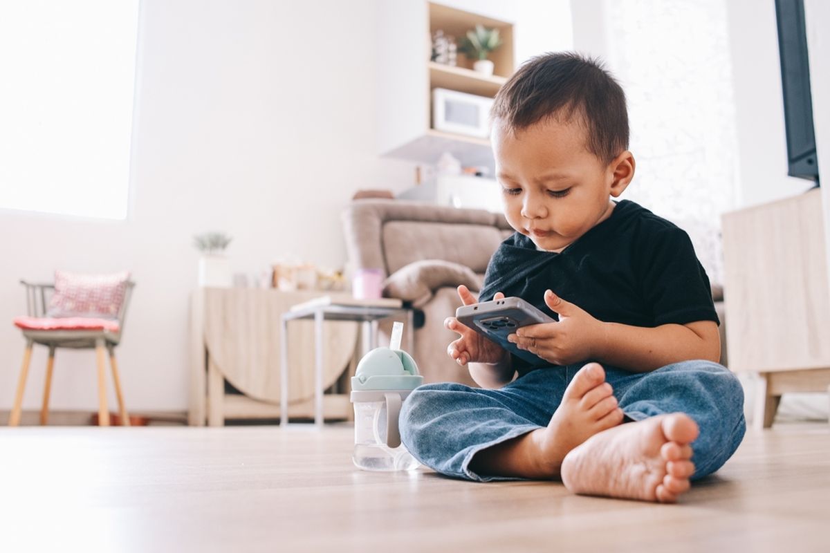 Regulasi penggunaan sosial media bagi anak bertujuan untuk mencegah kecanduan gawai dan melindungi kesehatan mental anak dari konten negatif. 