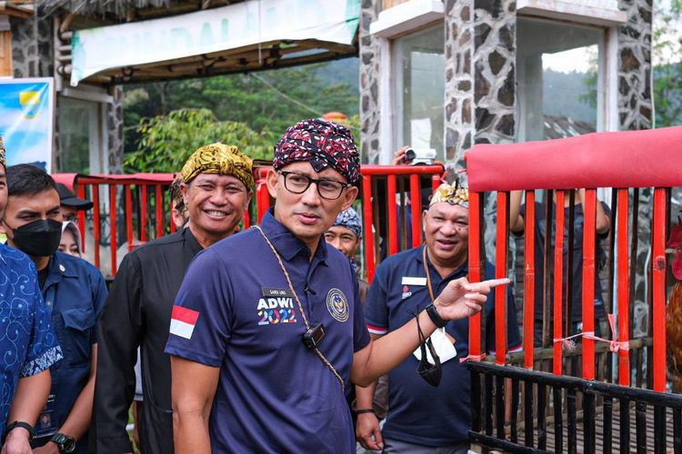 Menparekraf Sandiaga Uno saat berkunjung ke Desa Wisata Situs Gunung Padang, Kabupaten Cianjur, Jawa Barat. Sandiaga Uno Sebut kunjungan wisatawan ke Desa Wisata tumbuh 30 persen.