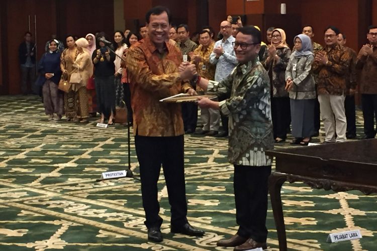 Suasana pelantikan pejabat Eselon I Kementerian Keuangan oleh Menteri Keuangan Sri Mulyani, Kamis (30/11/2017) malam. Dalam pelantikan ini, Robert Pakpahan ditetapkan sebagai Direktur Jenderal Pajak baru menggantikan Ken Dwijugiasteadi, kemudian Lucky Al Firman menggantikan Robert sebagai Direktur Jenderal Pengelolaan Pembiayaan dan Risiko. 