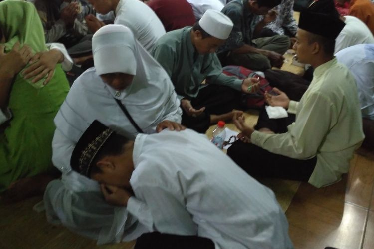 Siswa SMKN III Kendal dan orang tua siswa saat gelar istighosah. KOMPAS.Com/Slamet Priyatin 