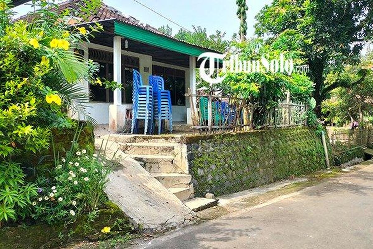 Suasana rumah kediaman almarhum Joko Siswoyo, guru MI di Boyolali yang jadi korban pembunuhan dan dibuang ke Sungai Bengawan Solo, Selasa (9/5/2023). 