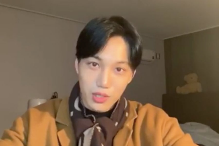 Kai EXO peringatkan penggemar yang berada di luar kediaman EXO pada malam hari.