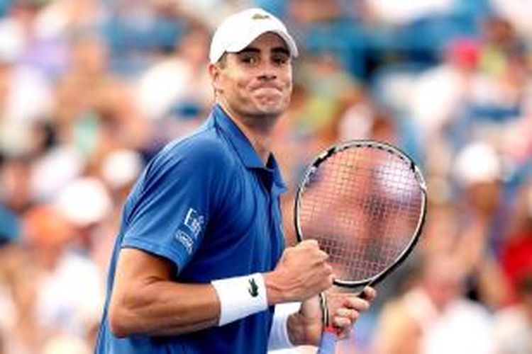 Petenis Amerika Serikat, John Isner, mengepalkan tangan merayakan setelah meraih match point, saat melawan Juan Martin Del Potro di babak semifinal Western & Southern Open di Lindner Family Tennis Center, Cincinnati, Sabtu (17/8/2013).