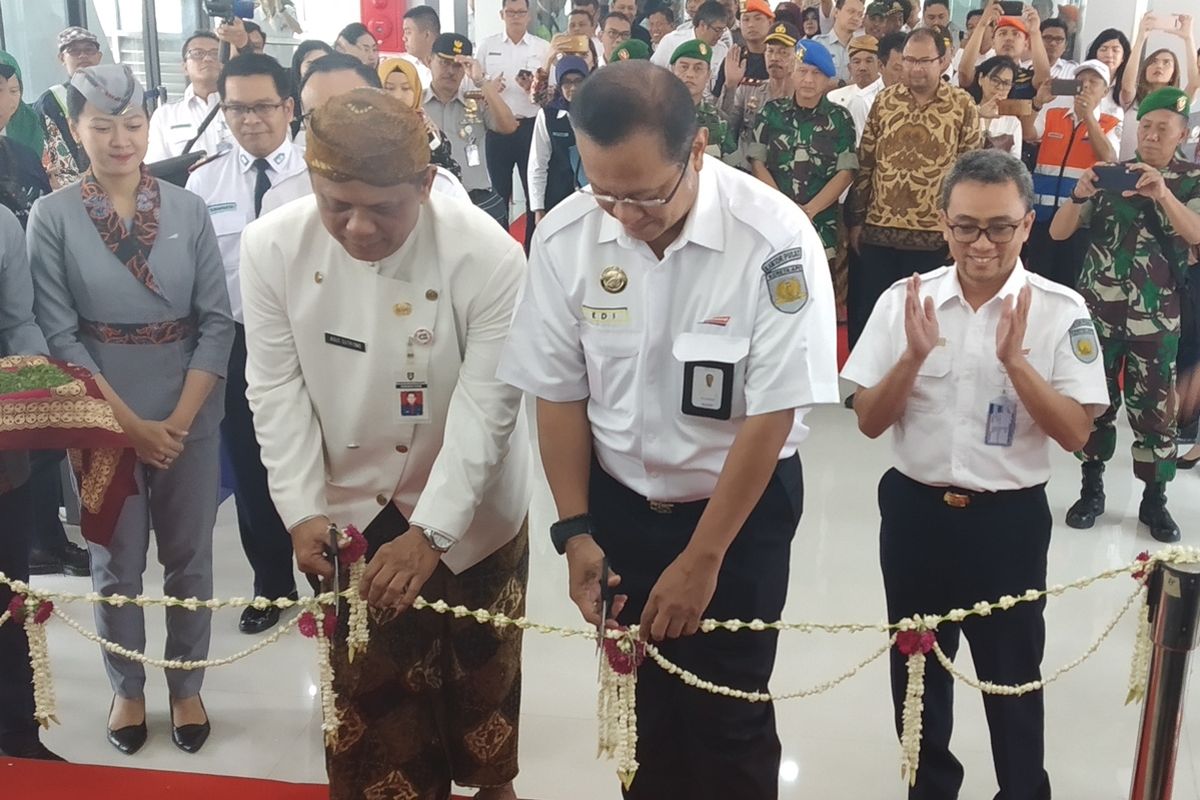 Direktur Utama PT KAI Edi Sukmoro meresmikan ruang tunggu KA Bandara Adi Soemarmo di Stasiun Solo Balapan Solo, Jawa Tengah, Kamis (29/8/2019).