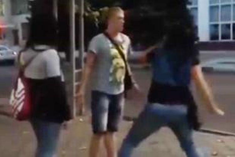 Seorang perempuan Kazakstan menghajar seorang pemuda yang menggoda dan menghinanya.