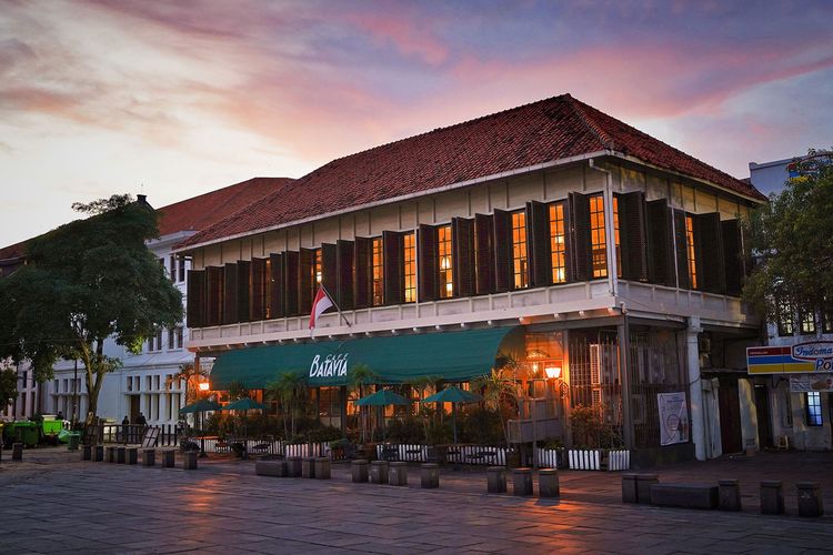 Bangunan Cafe Batavia di Kota Tua Jakarta, saat senja jelang malam hari