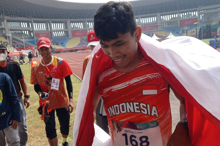 Atlet para-atletik Indonesia Sapto Yogo Purnomo meraih medali emas dari nomor lari 200 meter T36/37 putra di Stadion Manahan, Solo, Selasa (2/8/2022) pagi WIB.