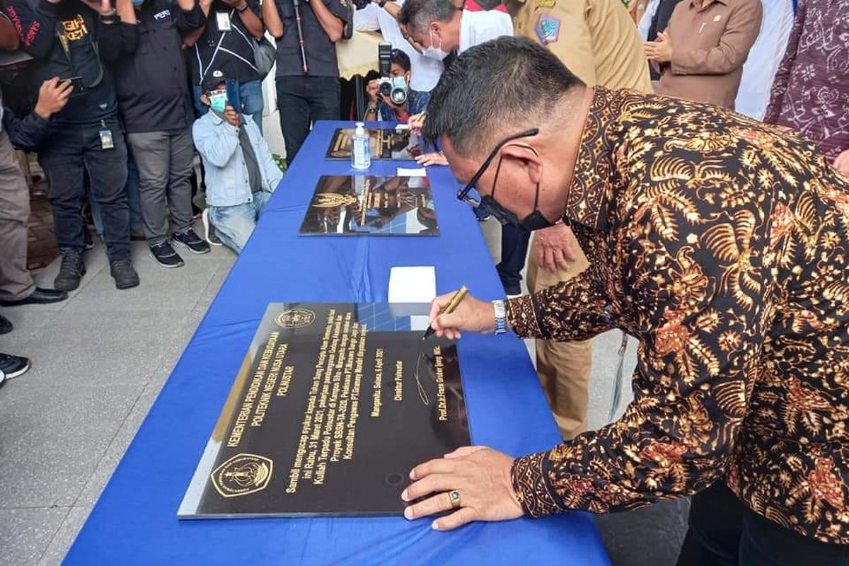 Direktur Jenderal (Dirjen) Pendidikan Vokasi (Diksi) Kementerian Pendidikan dan Kebudayaan (Kemdikbud) Wikan Sakarinto saat meresmikan gedung baru Politeknik Negeri Nusa Utara (Polnustar) yang berlokasi di Desa Taloarane I, Kecamatan Manganitu, Kabupaten Kepulauan Sangihe, Sulawesi Utara (Sulut), Selasa (6/4/2021).