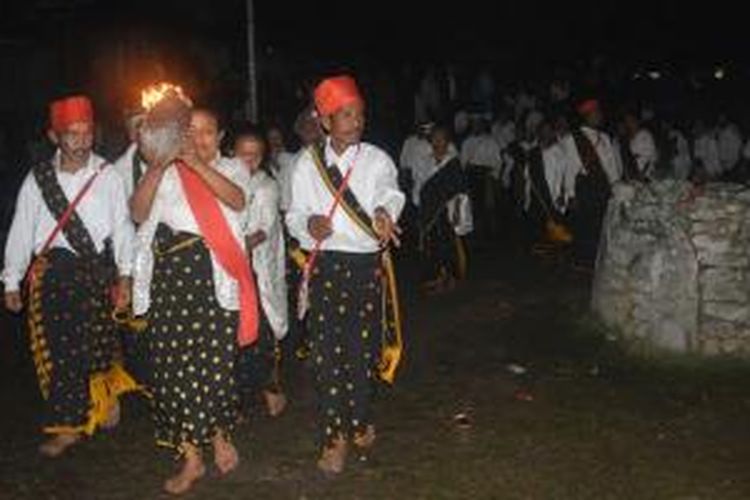 Tempurung kelapa yang sedang menyala diarak keliling Peo yakni sebuah tiang yang dikeliling batu di Kampung Pautola, Kecamatan Keo Tengah, Kabupaten Nagekeo, Pulau Flores, Nusa Tenggara Timur.