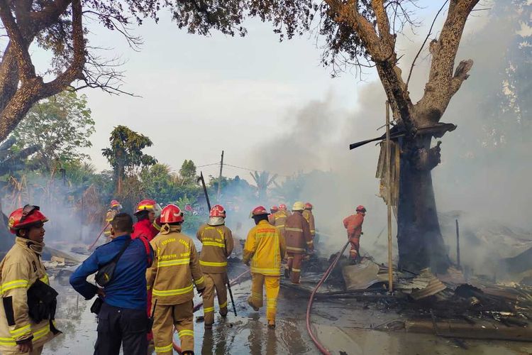 Petugas pemadam kebakaran gabungan melakukan penyemprotan api yang melahap empat kios di di Jalan Raya Jakarta-Bogor KM 39, Kabupaten Bogor, Jawa Barat, terbakar, Sabtu (20/8/2022) sore.