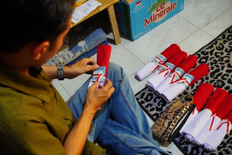 Rayakan Kemerdekaan, Yan Budi Bagikan Bendera dan Uang Saku kepada Anak Yatim di Purworejo