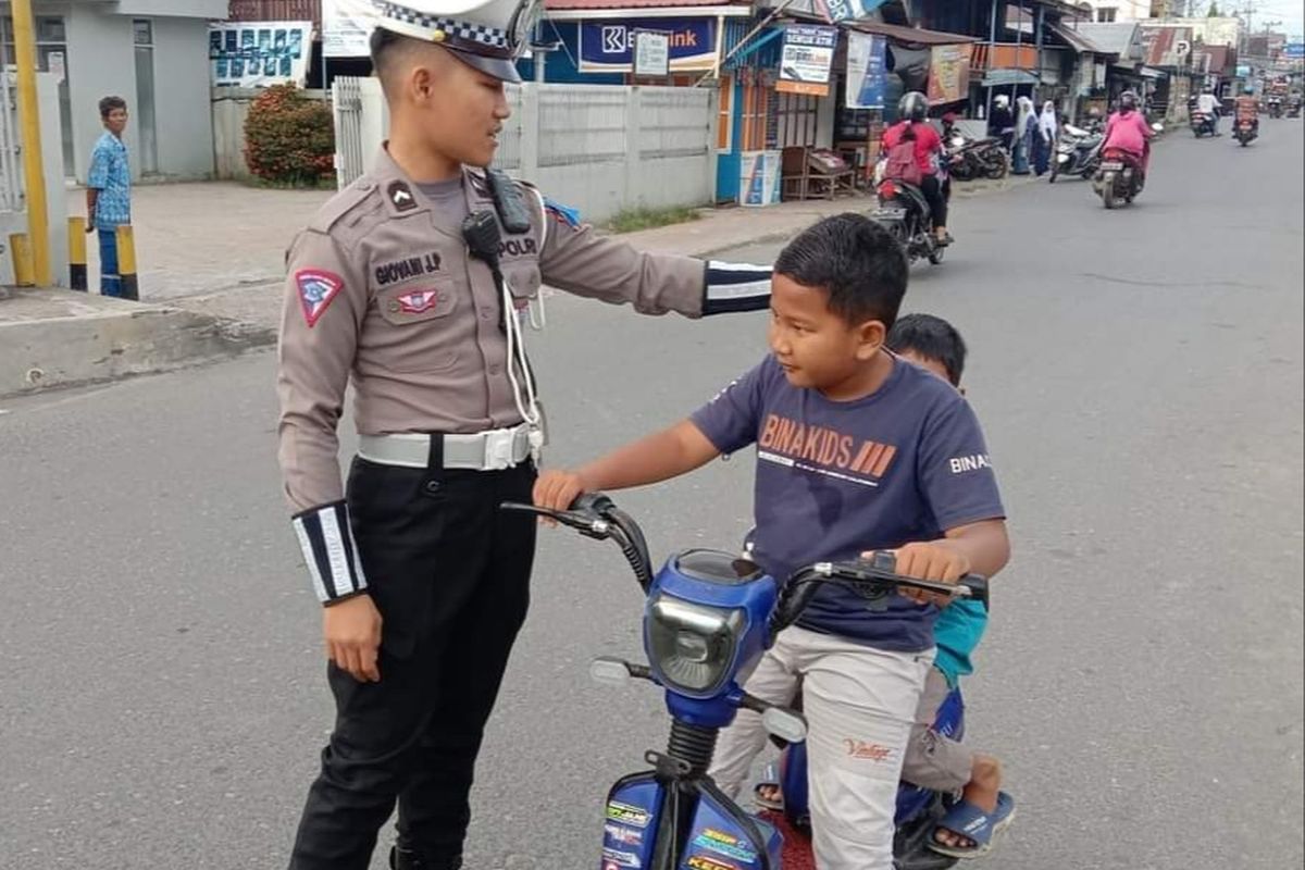 Polisi saat memberikan edukasi terhadap pengguna sepeda listrik di Sumenep yang masih di bawah umur, Senin (17/7/2023). 