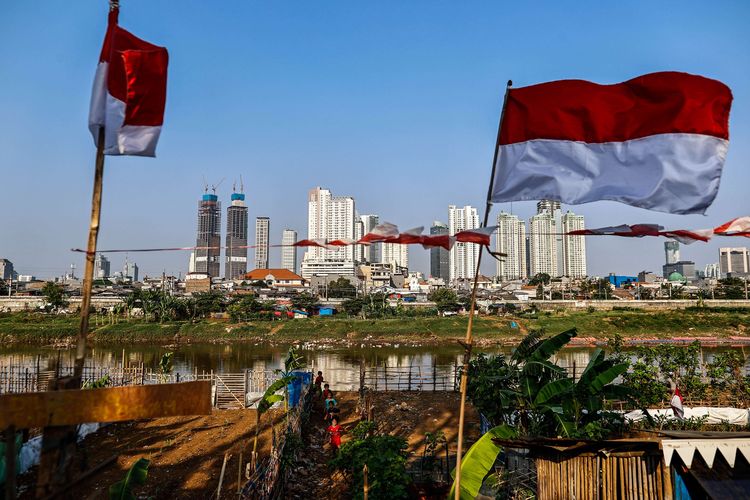 Anak-anak bermain disekitaran kebun milik warga di samping Banjir Kanal Barat (BKB) di kawasan Petamburan, Jakarta Pusat, Senin (17/8/2020). Di hari Kemerdekaan Republik Indonesia ke-57 ini, anak-anak di kawasan Petamburan tetap melakukan permainan untuk menyemarakkan kemerdekaan ini.