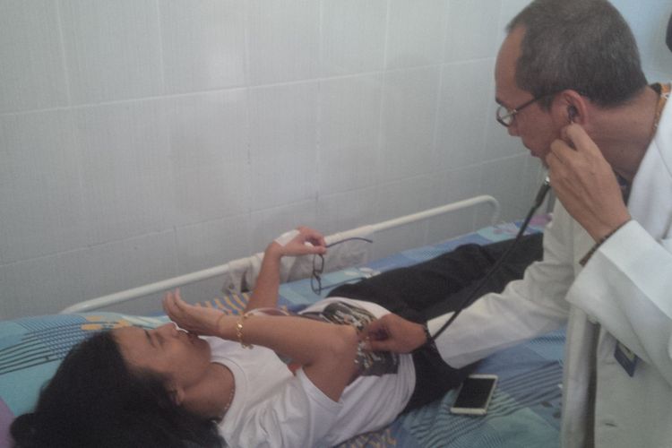 Salah Seorang Korban, Endah Kirana (40) diperiksa Dokter Puskesmas Rongkop