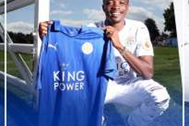 Ahmed Musa memamerkan seragam Leicester City di markas klub, Jumat (8/7/2016).