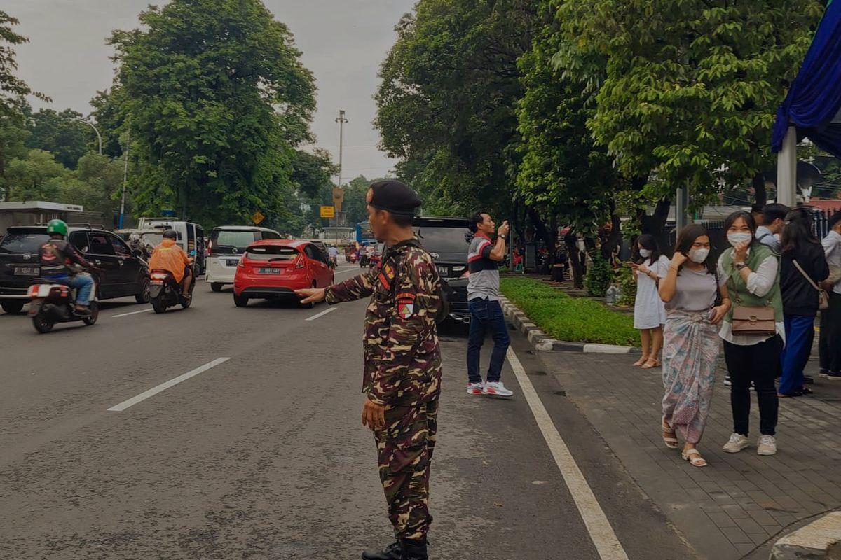 Anggota Banser NU membantu pengamanan di sekitar Gereja Katedral Jakarta Pusat saat Misa Malam Natal 2022, Sabtu (24/12/2022). 