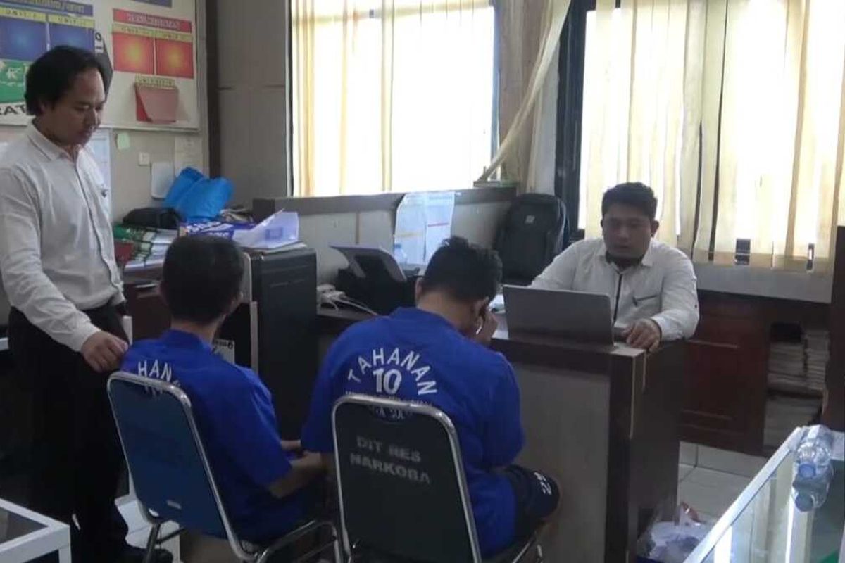 AR dan MA saat diperiksa penyidik Ditresnarkoba Polda Sulsel usai kedapatan mengedarkan sabu di beberapa wilayah di Sulawesi Selatan. Selasa (28/5/2024).