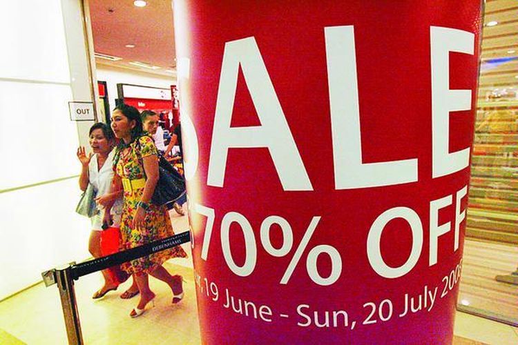 Pengunjung usai berbelanja berbagai produk fashion internasional dengan potongan harga hingga 70 persen di Senayan City, Jakarta Selatan, Kamis (19/6).  