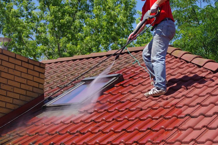Ilustrasi membersihkan atap rumah dengan pressure wash.
