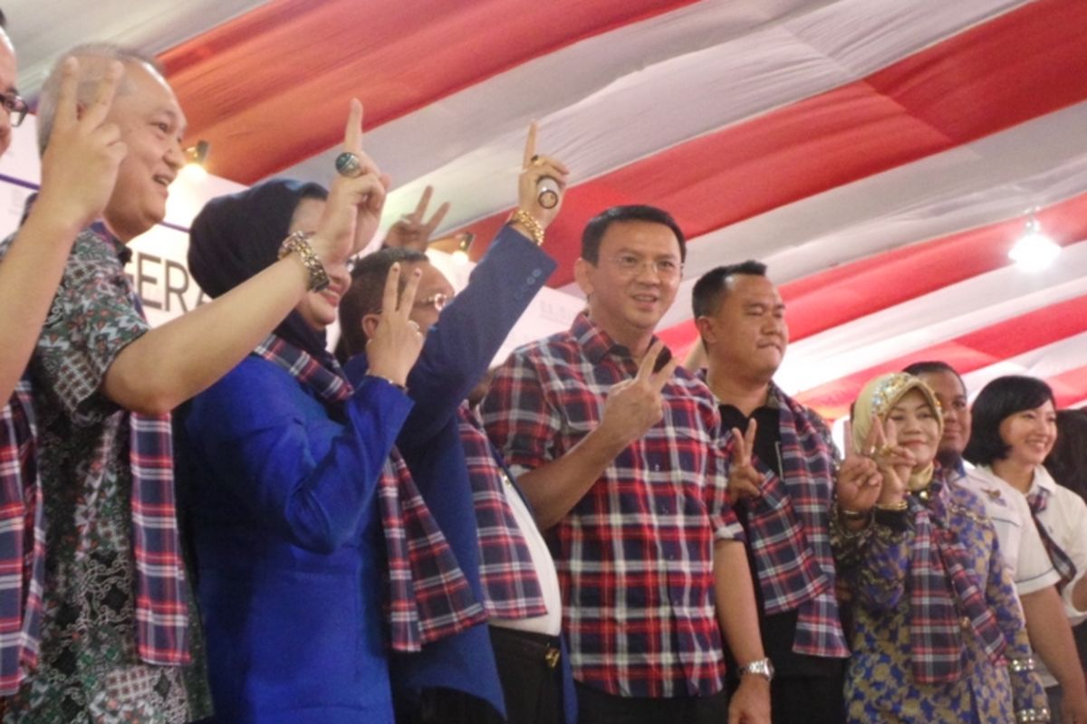 Calon gubernur nomor pemilihan dua DKI Jakarta Basuki Tjahaja Purnama atau Ahok saat mendapat dukungan dari relawan Gerakan Relawan Agus-Silvy (Gerasi) dan beberapa kader Partai Demokrat, di Jalan Talang, Jakarta Pusat, Senin (13/3/2017).