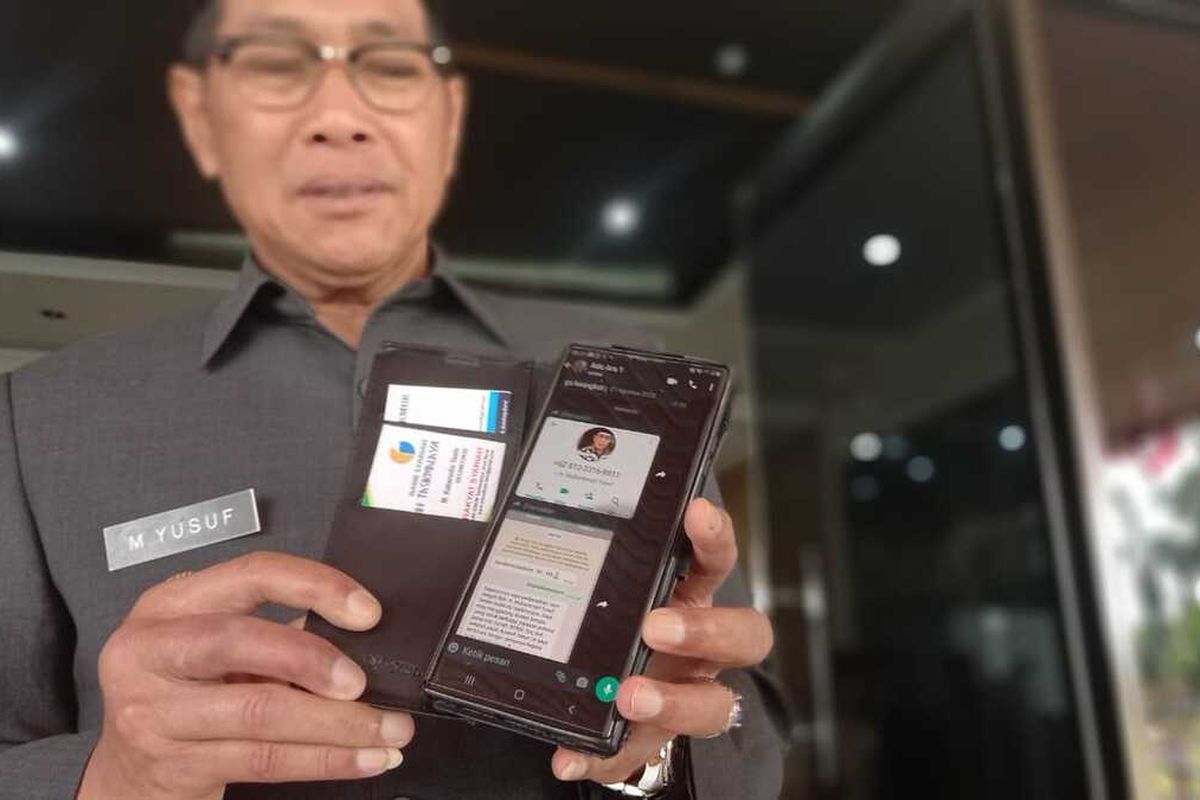 Wali Kota Tasikmalaya Muhammad Yusuf, menunjukkan kutipan layar nomor ponsel dan foto dirinya oleh penipu dalam Whatsaap di Bale Kota Tasikmalaya, Jawa Barat, Senin (5/9/2022).
