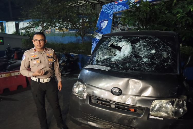 Pikap Dikejar Massa Usai Serempet Pemotor di Sentul Bogor, Mobil Dirusak