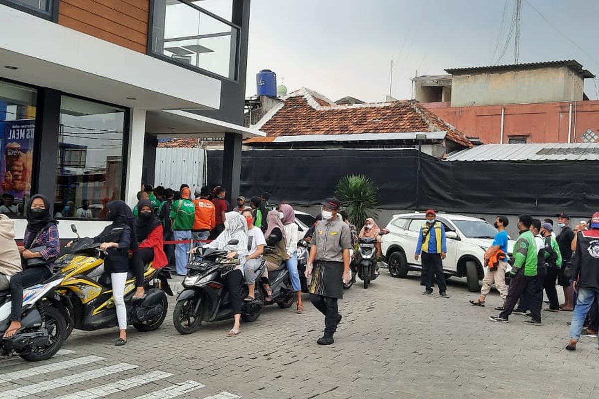 Antrean order ojol dan drive thru di McDonalds Palmerah, pada Rabu (9/6/2021).