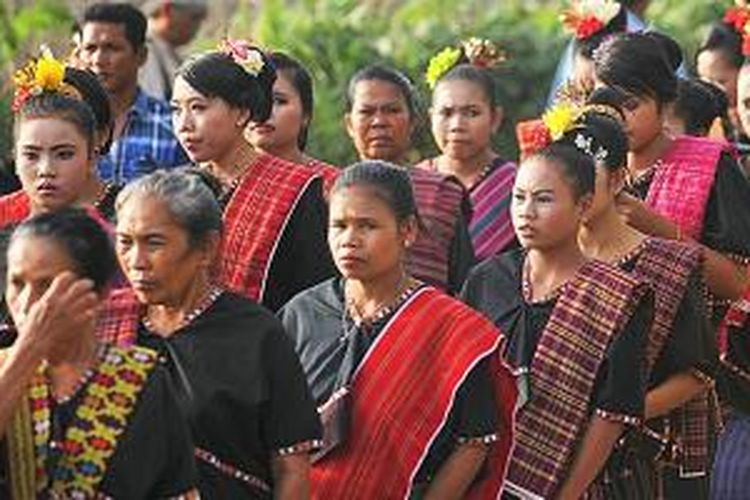 Kain tenun menjadi bagian penting dalam prosesi pernikahan suku Sasak di Lombok, Nusa Tenggara Barat. Foto diambil 11 Oktober 2014.

