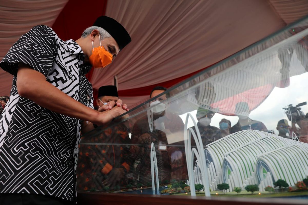 Gubernur Jawa Tengah Ganjar Pranowo dalam acara groundbreaking dengan penggalian lubang tiang pancang Masjid Agung dan Islamic Center Purwokerto yang terletak di Jalan Dr Ir Soekarno, Purwokerto, Jumat (7/5/2021).