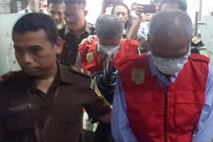 Kejaksaan Negeri Serang menetapkan dua tersangka kasus dugaan tindak pidana korupsi terkait bantuan dana belanja tak terduga (BTT) penanganan dampak Covid-19 di Kabupaten Serang, Banten. Salah satunya mantan Kadisnakertrans Kabupaten Serang. 
