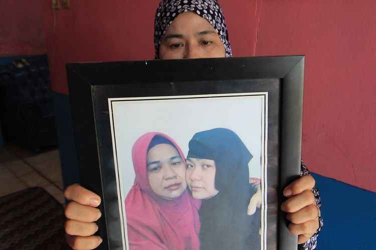 Iti Sartini (52) menunjukkan foto anaknya Tuti Tursilawati yang dihukum mati di Arab Saudi di kediamannya di Desa Cikeusik, Majalengka, Jawa Barat, Jumat (2/11/2018). Tuti dinyatakan bersalah oleh pengadilan Arab Saudi karena kasus pembunuhan dan telah dieksekusi mati pada Senin (29/10) lalu. ANTARA FOTO/Dedhez Anggara/wsj.