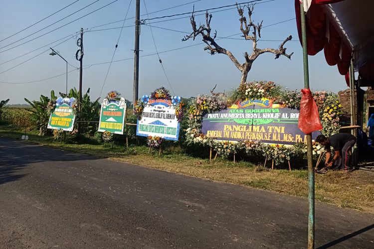 Karangan bunga di rumah duka Prada Beryl Kholif Al Rohman di Desa Sukoharjo, Kecamatan Plemahan, Kabupaten Kediri, Jawa Timur, Kamis (30/6/2022).