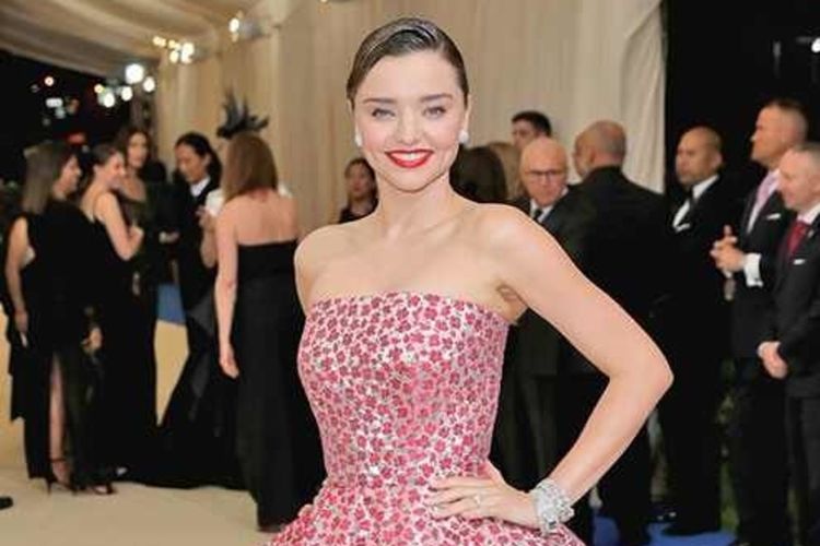 Model Miranda Kerr ketika menghadiri Met Gala.