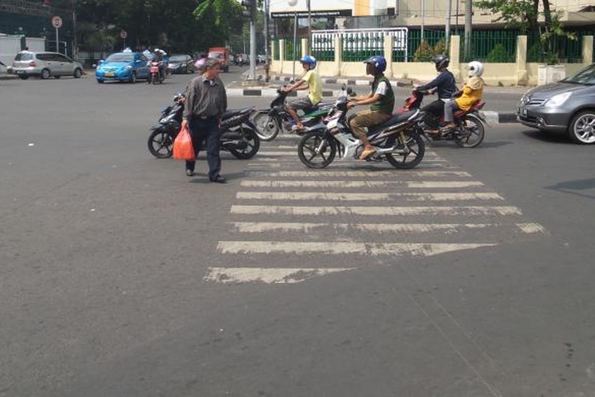 Sejumlah pengendara sepeda motor di Jakarta yang berhenti di depan garis pembatas. Selain mengganggu penyebrang yang hendak melintas di zebra cross, perilaku ini juga merupakan salah satu penyebab kemacetan di Jakarta karena kendaraan yang berhenti di depan garis pembatas menghalangi arus kendaraan dari arah yang lainnya.