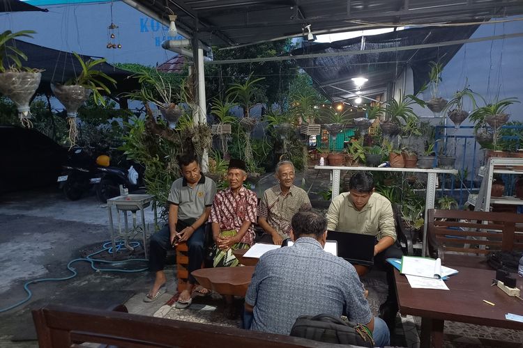 Polisi saat meminta keterangan dari puhak pelapor kasus dugaan mafia tanah, Selasa (6/5/2025)