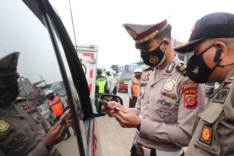 Selama dua hari lakukan penyekatan di Kabupaten Bandung, polisi dapati 8 orang pendatang dari luar Bandung yang dinyatakan reaktif saat test rapid antigen.