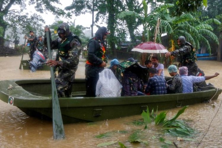 Personel tentara Bangladesh mengevakuasi orang-orang yang terkena dampak dari daerah banjir menyusul hujan monsun lebat di Sylhet pada 18 Juni 2022. 