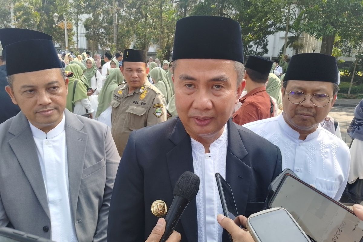 Penjabat (Pj) Gubernur Jawa Barat, Bey Machmudin usai apel Peringatan Hari Santri Nasional di Halaman Gedung Sate, Kota Bandung, Selasa (22/10/2024).