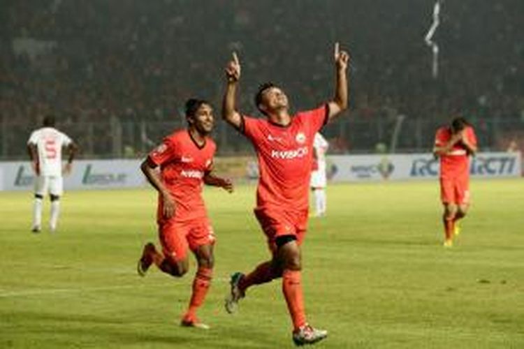Striker Persija, Rahmat Afandi, seusai mencetak gol ke gawang Semen Padang pada lanjutan Indonesia Super League (ISL) di Stadion Utama Gelora Bung Karno, Jakarta, Sabtu (8/2/2014). Persija menang 2-0 pada pertandingan tersebut. 
