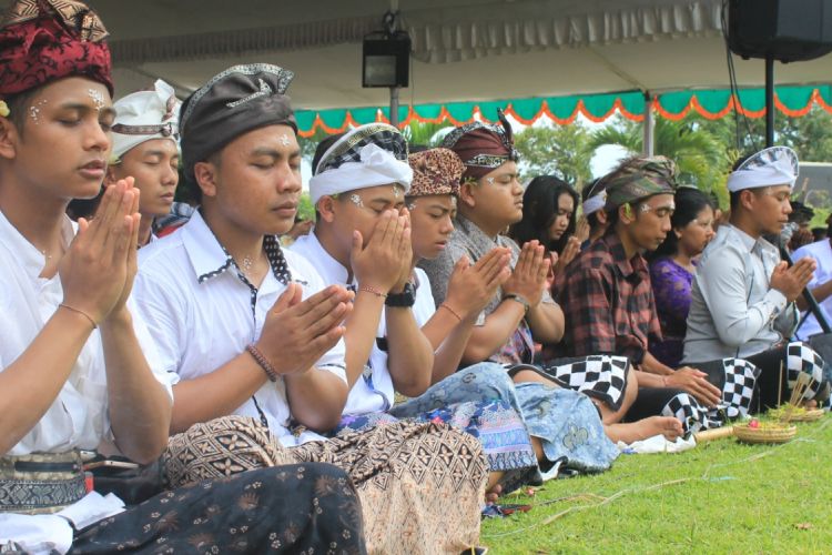 Sejumlah umat Hindu Malang saat melaksanakan Upacara Ngembak Geni di Candi Badut, Kabupaten Malang usai Perayaan Hari Raya Nyepi tahun baru Saka 1939, Rabu (29/3/2017)