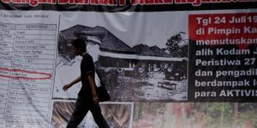 Poster besar peringatan peristiwa 27 Juli dipasang di depan bekas kantor DPP Partai Demokrasi Indonesia, Jakarta, Kamis (26/7/2012). Perebutan paksa kantor DPP PDI 16 tahun silam diperingati tahun ini dengan peluncuran buku Tjiptaning 'Menyusuri Jalan Perubahan' disertai renungan dan pemutaran film.