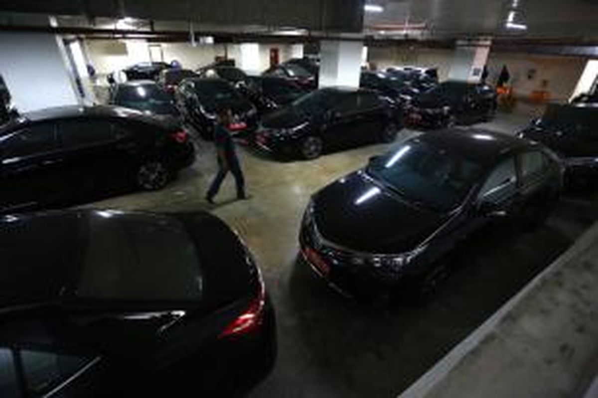 Sejumlah mobil baru bagi anggota DPRD DKI Jakarta terparkir di basement Gedung DPRD, Jakarta Pusat, Kamis (3/9/2015).