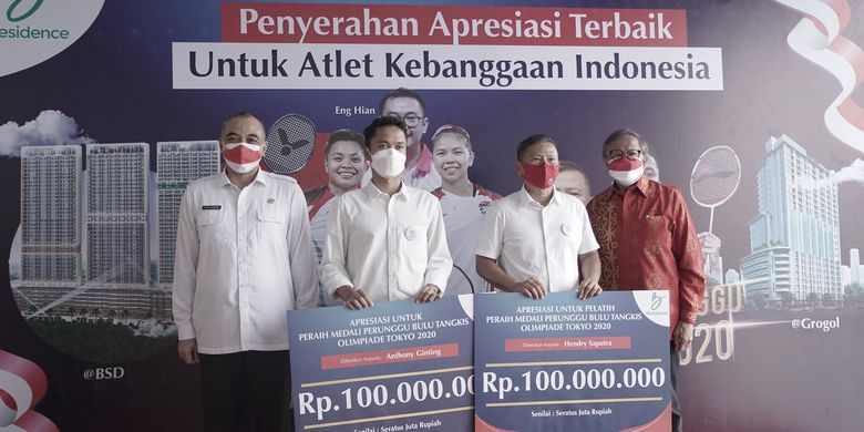 Penghargaan untuk Anthony Ginting berupa uang tunai Rp 100 juta yang diserahkan langsung oleh Bupati Tangerang, Ahmed Zaki Iskandar