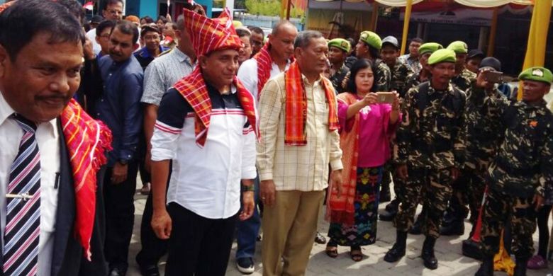 Panglima Kostrad Letjen Edy Rahmayadi (bertopi adat) mengaku serius dan siap maju menjadi gubernur Sumatera Utara, Minggu (17/9/2017)