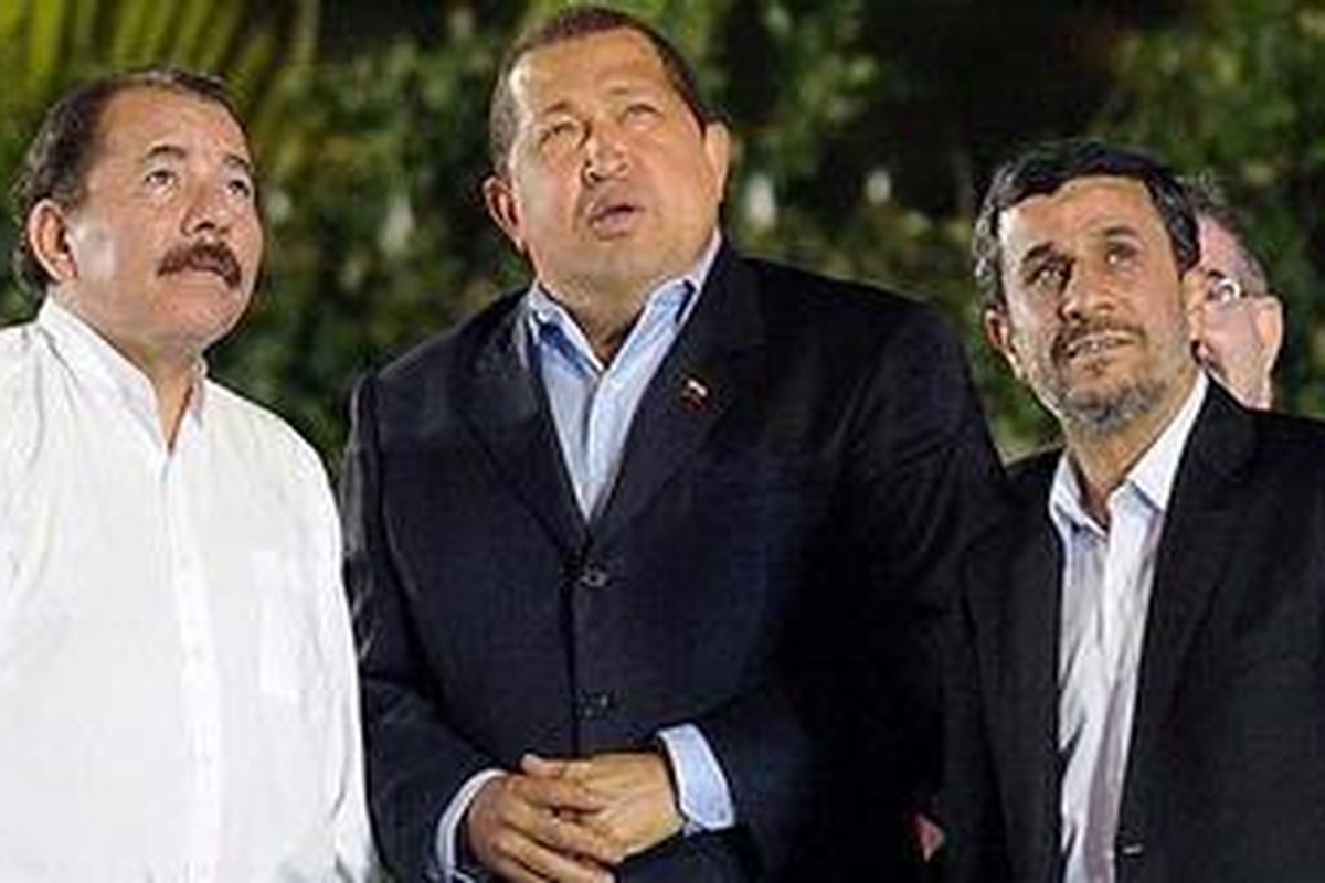 Presiden Nikaragua Daniel Ortega, Presiden Venezuela Hugo Chavez dan Presiden Iran Mahmoud Ahmadinejad saat berada di Managua, ibukota Nikaragua, Selasa (10/1/2012)