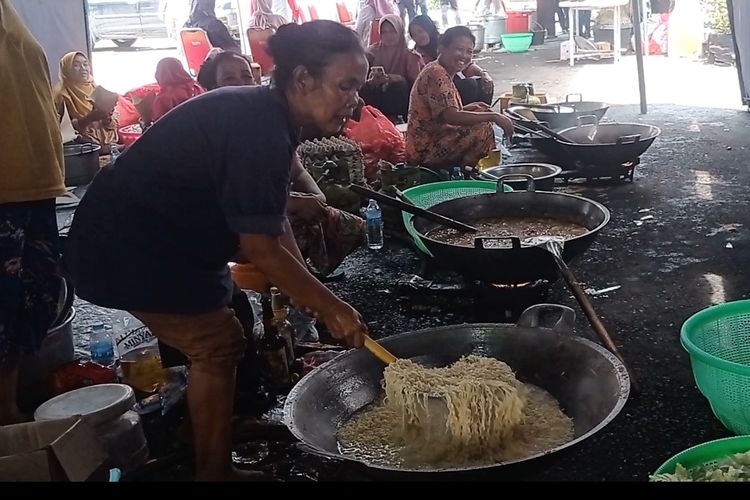 Kegiatan dapur umum di Pendopo Agung Kabupaten Ponorogo yang memasak 20.000 nasi bungkus untuk dibagikan kepada masyarakat terdampak banjir di tujuh kecamatan.